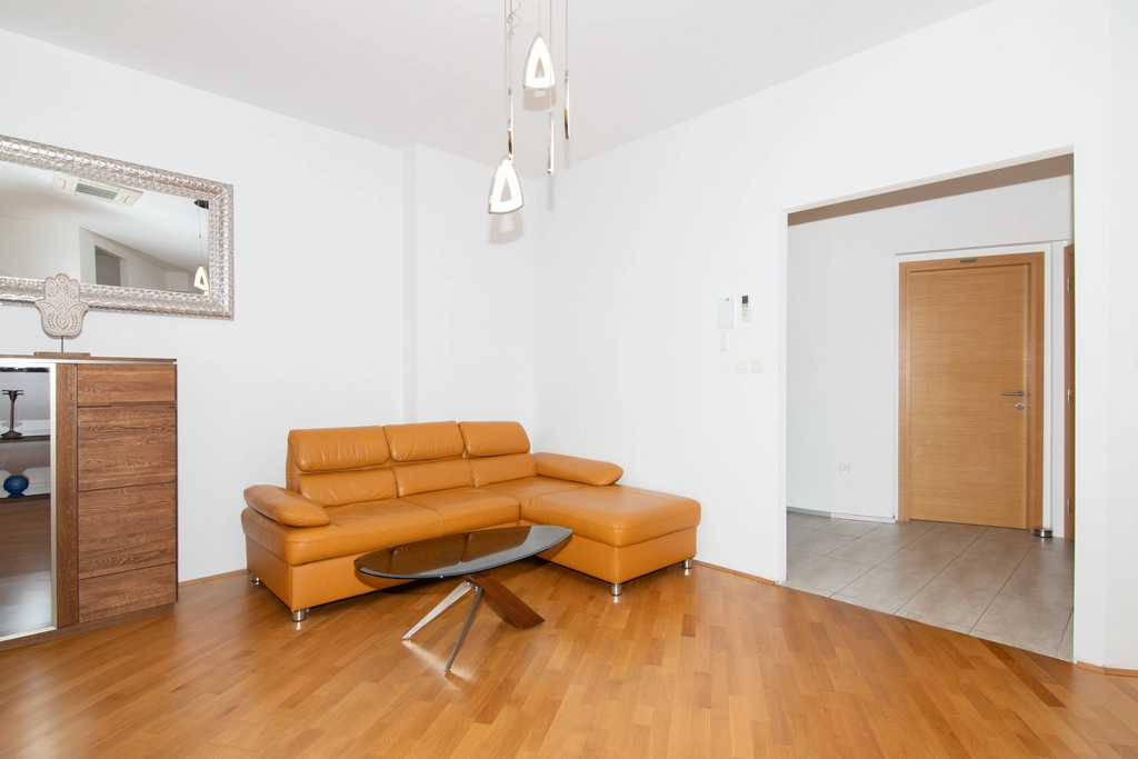 Izola 2-Bedroom Apartment for Up to 4 Guests