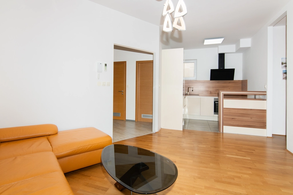 Izola 2-Bedroom Apartment for Up to 4 Guests