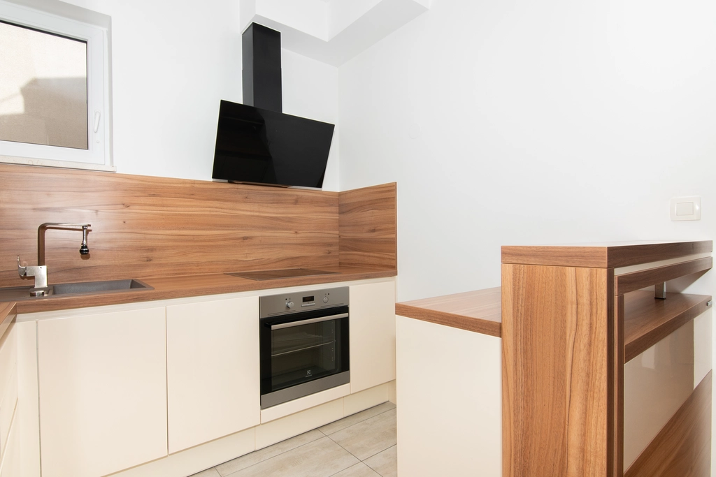 Izola 2-Bedroom Apartment for Up to 4 Guests