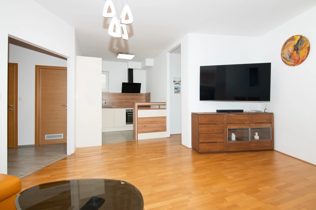 Izola 2-Bedroom Apartment for Up to 4 Guests