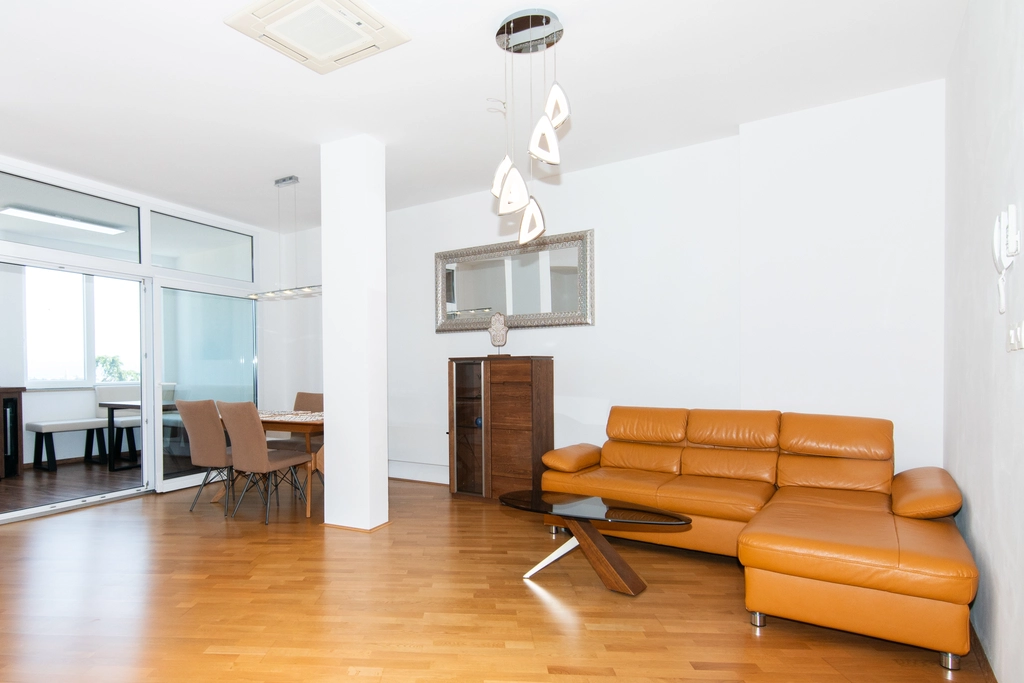 Izola 2-Bedroom Apartment for Up to 4 Guests