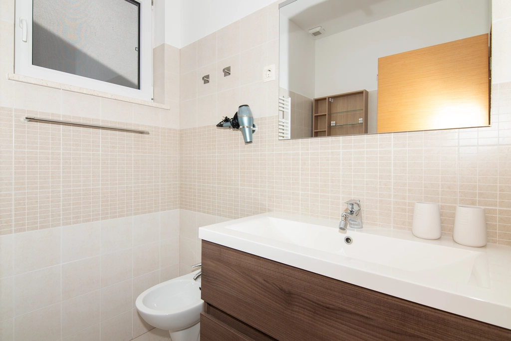 Izola 2-Bedroom Apartment for Up to 4 Guests