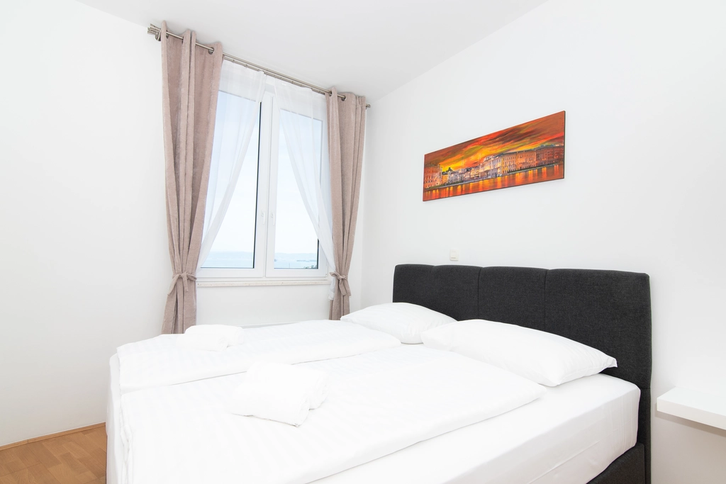 Izola 2-Bedroom Apartment for Up to 4 Guests