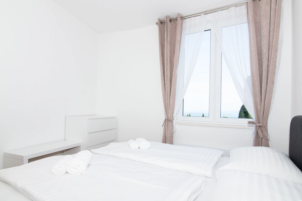 Izola 2-Bedroom Apartment for Up to 4 Guests