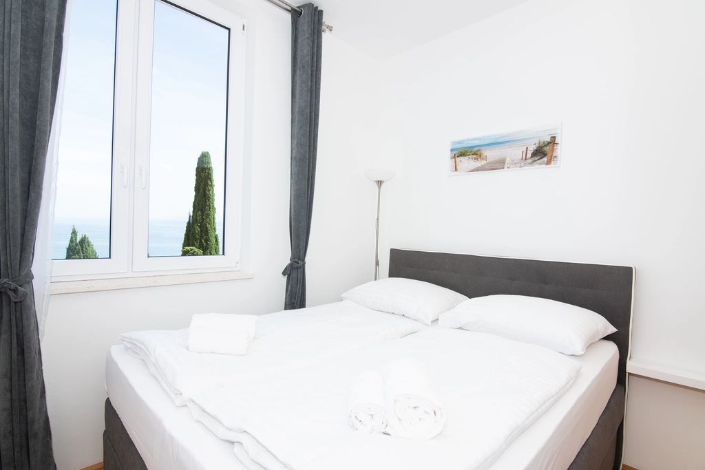 Izola 2-Bedroom Apartment for Up to 4 Guests