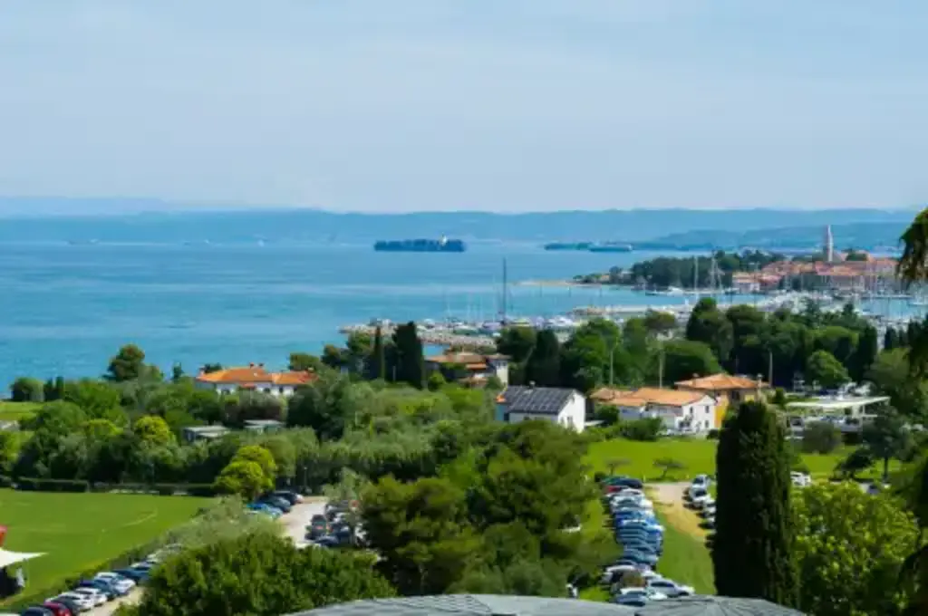 Izola 2-Bedroom Apartment for Up to 4 Guests