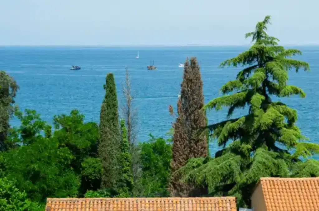 Izola 2-Bedroom Apartment for Up to 4 Guests