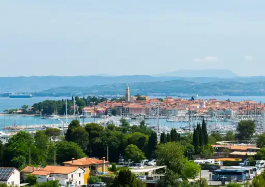 Izola 2-Bedroom Apartment for Up to 4 Guests