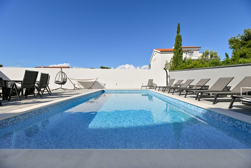 2-Bedroom Apartment in Vir with Balcony & Shared Pool